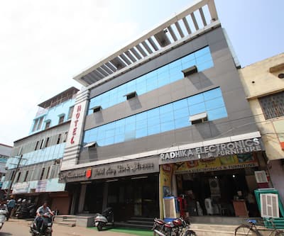 https://imgcld.yatra.com/ytimages/image/upload/t_hotel_yatra_city_desktop/v1412763648/Domestic Hotels/Hotels_Agra/Hotel King Park Avenue/Overview.jpg